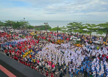 Ribuan Warga Kota Lintas Suku dan Agama Gelar Aksi Bersih Bersih Pantai Padang