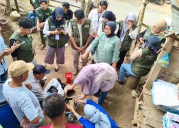 Tim Pengabdian UNP Kampus Sijunjung Gelar Pendampingan Pengolahan Limbah Kotoran Kambing