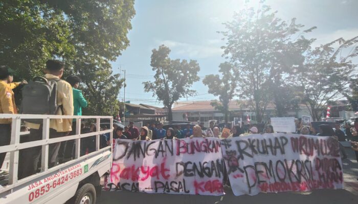 Tagar #IndonesiaCemas Menggema di DPRD Sumbar, Mahasiswa Desak Evaluasi Pemerintahan Prabowo–Gibran