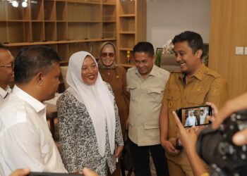 Tersentuh Perjuangan Bidan Dona, Wagub Vasko Janji Bangun Jembatan di Pelosok Pasaman