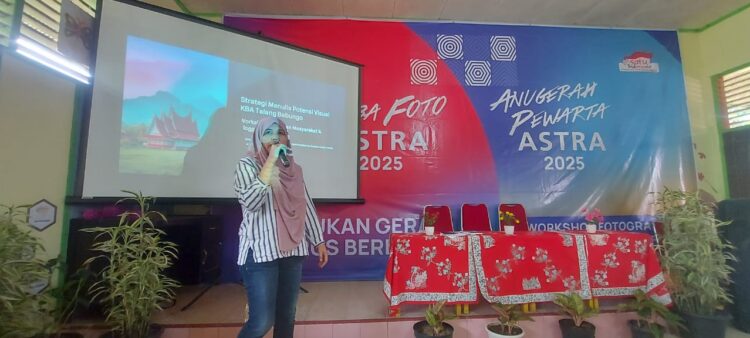 SAMPAIKAN MATERI--Redaktur Surat Kabar Harian Haluan, Afrianita saat menjadi pemateri dalam acara workshop penulisan sebagai rangkaian kegiatan roadshow Lomba Fotografi dan Pewarta Astra 2025, Minggu (3/8). IRHAM