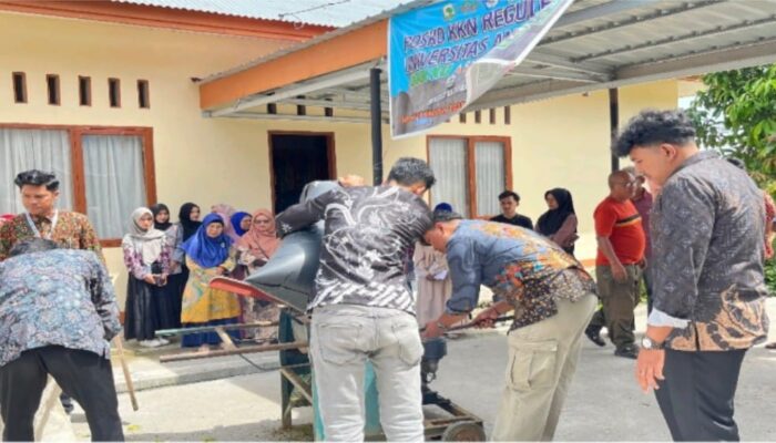 Mahasiswa KKN UNAND di Nagari Durian Tinggi Demo Pembuatan Pupuk Organik Cair