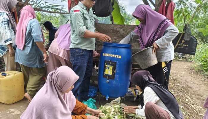 UNP Latih Petani Srikandi Kamang Baru Olah Limbah Rumah Tangga Jadi Pupuk Organik Cair