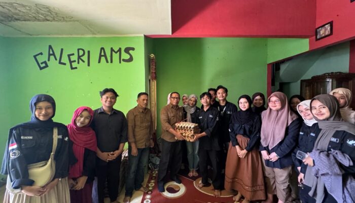 Kolaborasi Entaskan Stunting, Disnakeswan Sumbar dan Mahasiswa Solok Salurkan 4 Ribu Telur di Nagari Garabak Data