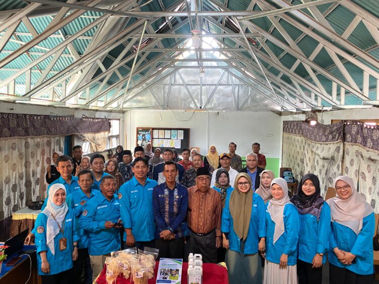 Tim pengabdian Masyarakat UNP Kampus Sijunjung berfoto bersama anggota Koperasi Al Barkah Mandiri Bersama. Ist