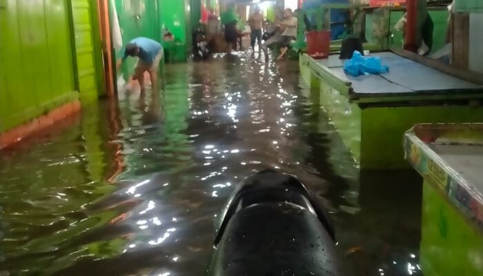 Intensitas Hujan Tinggi dan Air Pasang, Kawasan Pasar Tanah Kongsi Digenangi Air