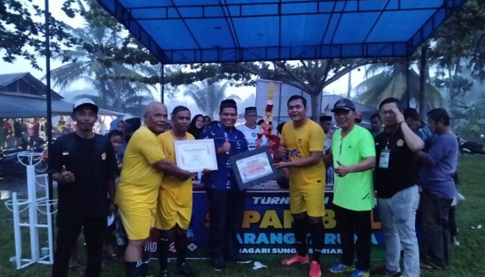 ‎Berlangsung Sengit! Pertandingan Final Turnamen Sepak Bola U45+ Karang Taruna Nagari Sungai Sariak‎