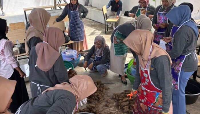 BNN Kabupaten Solok Gelar Bimtek Life Skill di Kawasan Rawan Narkoba, Peserta Dapat Pelatihan Membatik dan Membuat Keripik Talas