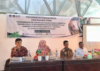 Prodi Peternakan UNP Berdayakan Peternak Kambing Perah Melalui Pengenalan Pakan Komplit