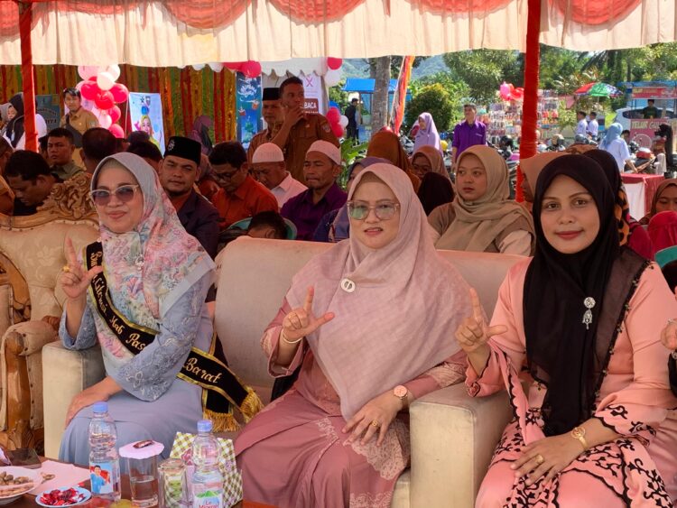 Bunda Literasi Pasaman Barat Sifrowati Yulianto dalam kegiatan pekan literasi. Osniwati