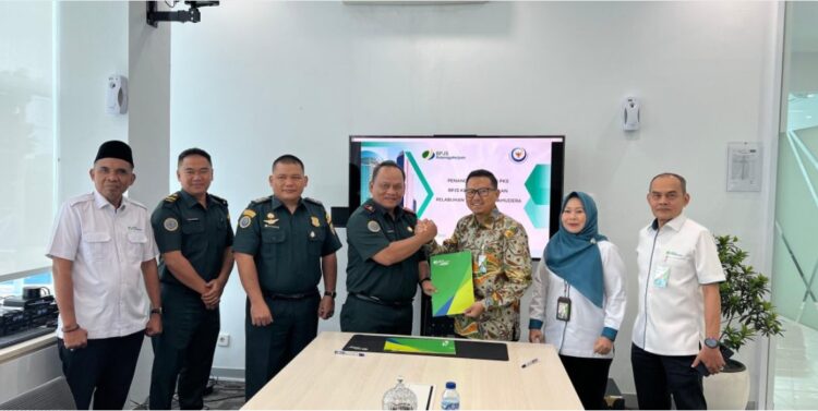 Upaya memberikan perlindungan jaminan sosial bagi pekerja sektor kelautan dan perikanan semakin diperkuat. BPJS Ketenagakerjaan bersama Pelabuhan Perikanan Samudera (PPS) Bungus resmi menandatangani Perjanjian Kerja Sama (PKS) di Kantor Wilayah BPJS Ketenagakerjaan Sumbarriau Kepri, Senin (11/8).IST