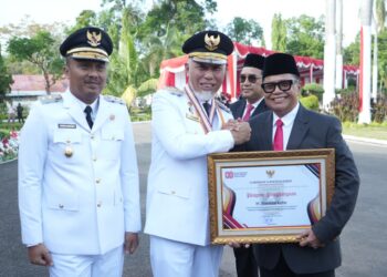 Basrizal Koto Diganjar Penghargaan oleh Pemprov Sumbar pada HUT ke-80 RI