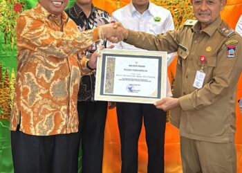 Gelar Kegiatan Peringatan HJK dan HUT RI, Kakankemenag Padang Diberi Peghargaaan