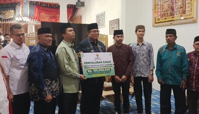 Wabup Serahkan Bantuan untuk 22 Putra Putri Tanah Datar