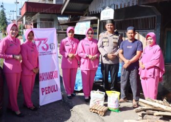 Bhayangkari Polres Pasaman Gelar Jumat Berkah, Bagikan Sembako kepada Warga Kurang Mampu