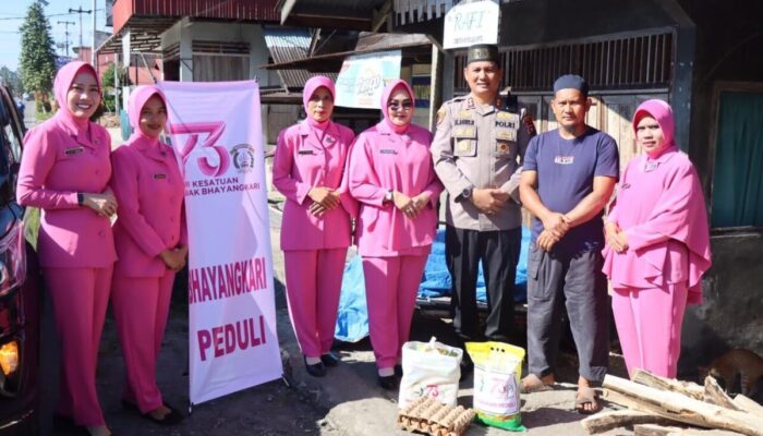 Bhayangkari Polres Pasaman Gelar Jumat Berkah, Bagikan Sembako kepada Warga Kurang Mampu