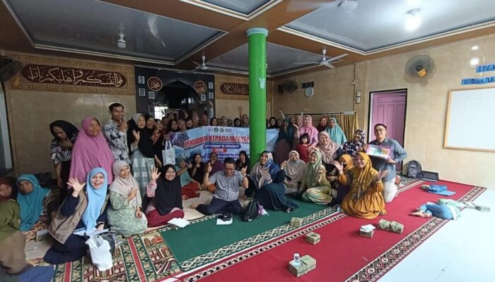 Kelompok Majelis Taklim Diberi Sosialisasi Pemanfaatan dan Pembuatan Bedak Tabur Buah Rotan sebagai Tabir Surya Alami
