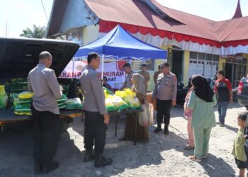 Warga Nagari Aua Kuning Dapat Beras Murah dari Polres Pasbar