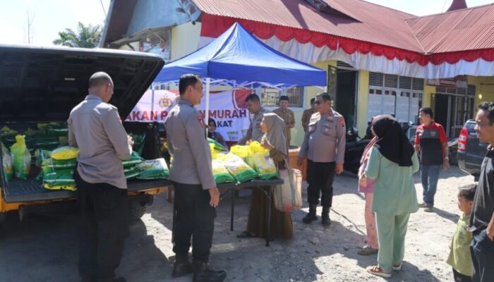 Warga Nagari Aua Kuning Dapat Beras Murah dari Polres Pasbar