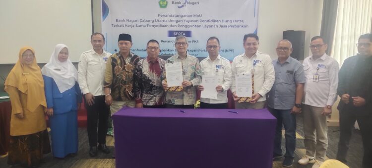 Direktur Keuangan Bank Nagari Roni Edrian, Pimpinan Bank Nagari Cabang Utama Hardi Putra bersama  Ketua Badan Pengurus YPBH Prof.Dr.Nizwardi Jalinus, M.Ed usai penandatanganan MoU kerja sama di Hotel Daima Jl. Sudirman Padang, Selasa (5/8).AFRIANITA