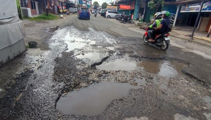 Bukan Sekadar Lubang di Jalan: Dari Viral Aksi Warga hingga 16 Tahun Janji Perbaikan Tak Kunjung Datang