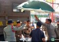 Satpol PP Padang Tata PKL di Depan Stasiun Tabing