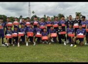 Jelang Putaran Nasional Soeratin Cup 2025, H. Arisal Aziz ‘Hadiahi’ Punggawa Josal FC U-15 dan U-17 Sepatu Baru