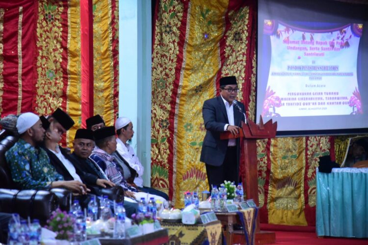 Bupati JKA, bersama pimpinan Pondok Pesantren Nurul Yaqin Ambuang Kapua, pejabat daerah, dan wali nagari menghadiri prosesi wisuda dan pengukuhan gelar bagi santri dan santriwati, Jumat (1/8) kemarin. IST