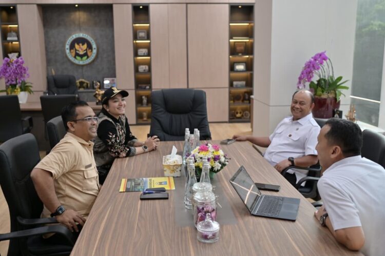 Bupati Dharmasraya Annisa Suci Ramadhani ketika berkunjung ke BGN.ist