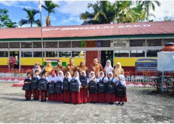 ‎Pemerintahan Nagari Sako Selatan Pasia Talang Salurkan Bantuan Tas Sekolah