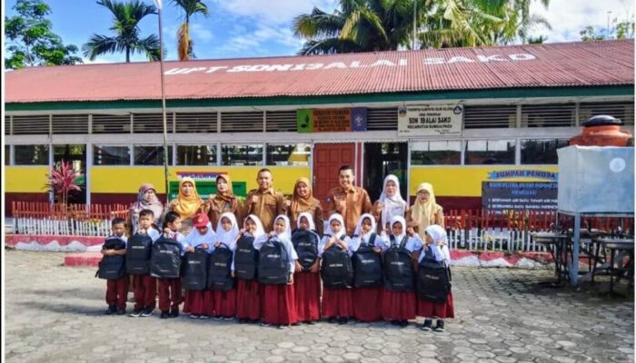 ‎Pemerintahan Nagari Sako Selatan Pasia Talang Salurkan Bantuan Tas Sekolah