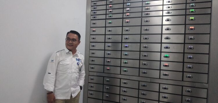 Pemimpin Bank Nagari Cabang   Lubuk Basung, Helfiyanrika, di ruangan Safe Deposit Box yang bisa disewa nasabah untuk menyimpan benda berharga ataupun dokumen dengan aman.  IST
