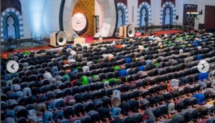 Kapolda Sumbar Gelar Subuh Berjemaah dan Donasi untuk Keluarga Almarhum Affan Kurniawan