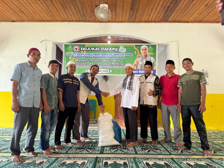 Supervisor Pembinaan Dai UPZ BAZNAS Semen Padang Buya Mafril menyerahkan kain kapan untuk bekal jemaah yang meninggal dunia di Muaro Simaligi kepada da'i. IST