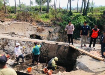Usai Banjir Bandang, Semen Padang Bantu 100 Zak untuk Perbaikan Irigasi di Rambatan