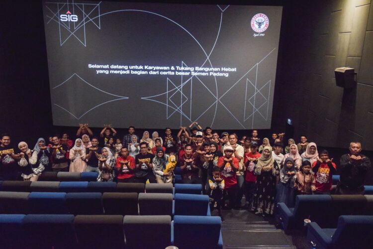 Suasana berbeda tampak di Bioskop CGV Padang, Minggu (14/7) pagi. Deretan kursi yang biasanya diisi penonton muda, kali ini ditempati para tukang bangunan, sebagian di antaranya datang bersama istri. IST