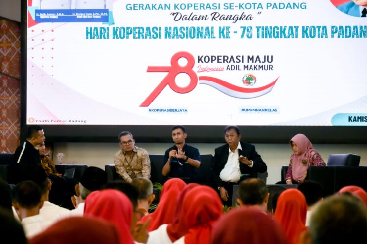 epala Unit Komunikasi dan Kesekretariatan PT Semen Padang Ilham Akbar, memaparkan dua program unggulannya kepada Koperasi Kelurahan Merah Putih se-Kota Padang saat acara Peringatan Hari Koperasi Nasional ke-78 di Gedung Bagindo Aziz Chan Yout Center beberapa waktu lalu. IST