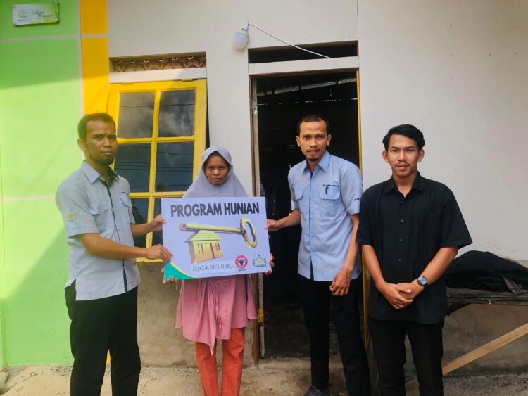 Novrida menerima bantuan bedah rumah dari UPZ Baznas Semen Padang. IST