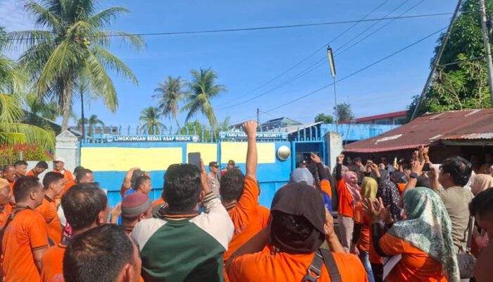 Ratusan Pekerja Unjuk Rasa di Depan Kantor PT Bumi Sarimas Indonesia