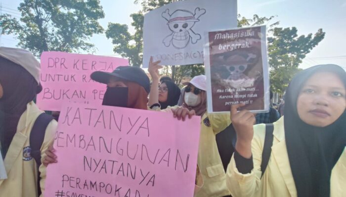 Jolly Roger Berkibar di DPRD Sumbar: Mahasiswa Nyatakan Perang terhadap Ketidakadilan