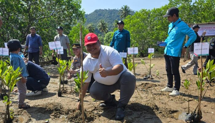 Dukung Pelestarian Pesisir, PT Semen Padang Ikut Serta Dalam Penanaman 1.000 Bibit Mangrove di Sungai Pisang