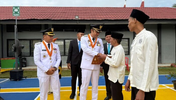 HUT RI ke-80, Bupati dan Wabup Sijunjung Serahkan Remisi Bagi Warga Binaan