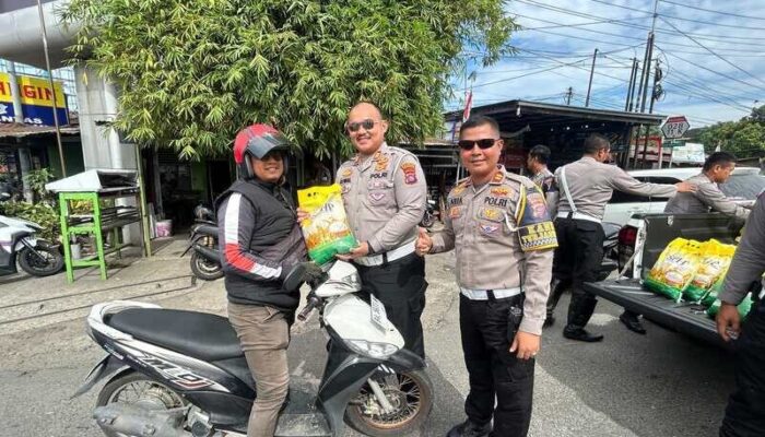 Satlantas Polresta Padang Turun Tangan Jaga Daya Beli, 900 Karung Beras Murah Ludes Diserbu Warga Lubeg