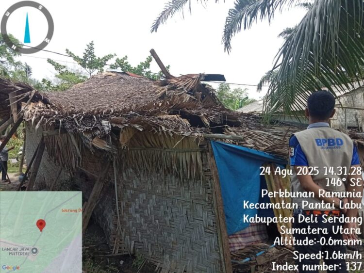 Kondisi rumah warga yang rusak akibat angin kencang melanda wilayah Kec. Pantai Labu, Kab. Deli Serdang, Sumatera Utara, Sabtu (23/8).