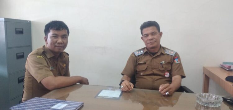 Lurah Alai Parak Kopi Afrimen S.Sos., bersama Kasi Pemerintahan Noviandi, di ruang kerjanya, Senin (4/8). ATVIARNI