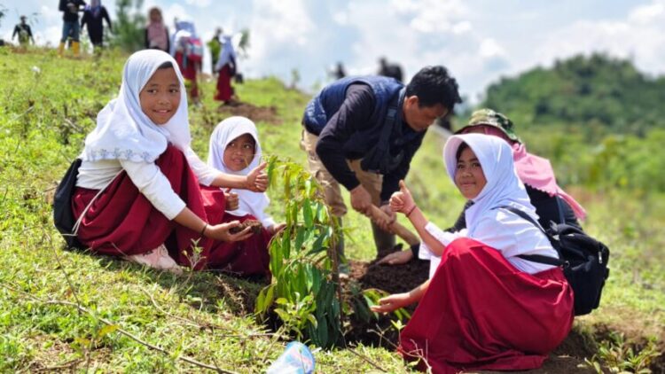 Telkom menargetkan penanaman 10.000 bibit pohon di sepanjang Sungai di wilayah Garut, Boyolali, dan Gowa.