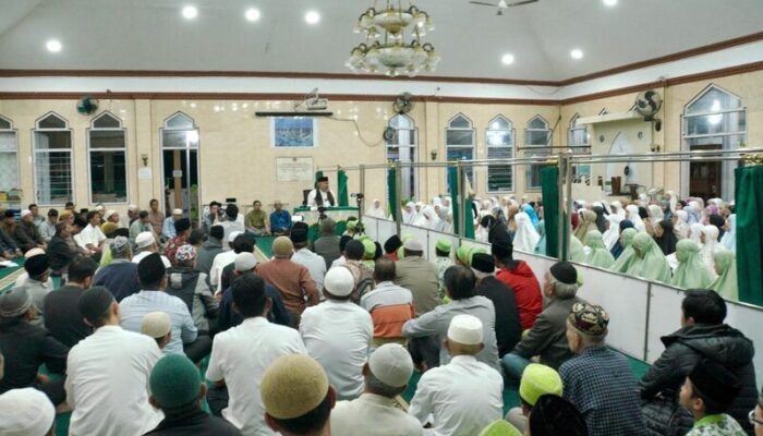 Ratusan Jemaah Padati Masjid Jami’ Nurul Huda, Buya Ristawardi Ingatkan: Jangan Terbuai Dunia yang Sementara