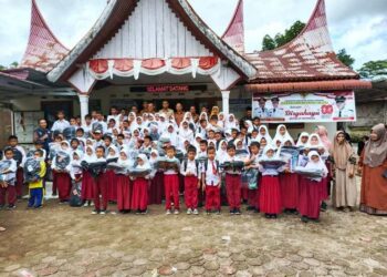 105 Siswa di Batang Gasan Terima Bantuan Perlengkapan Sekolah dari Dana Desa