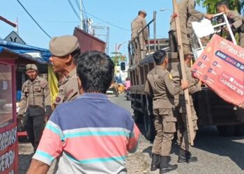 Satpol PP Padang Tertibkan PKL di Beberapa Titik