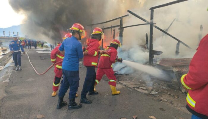 Dua Rumah Hangus di Ulak Karang, Api Nyaris Lahap Permukiman Padat
